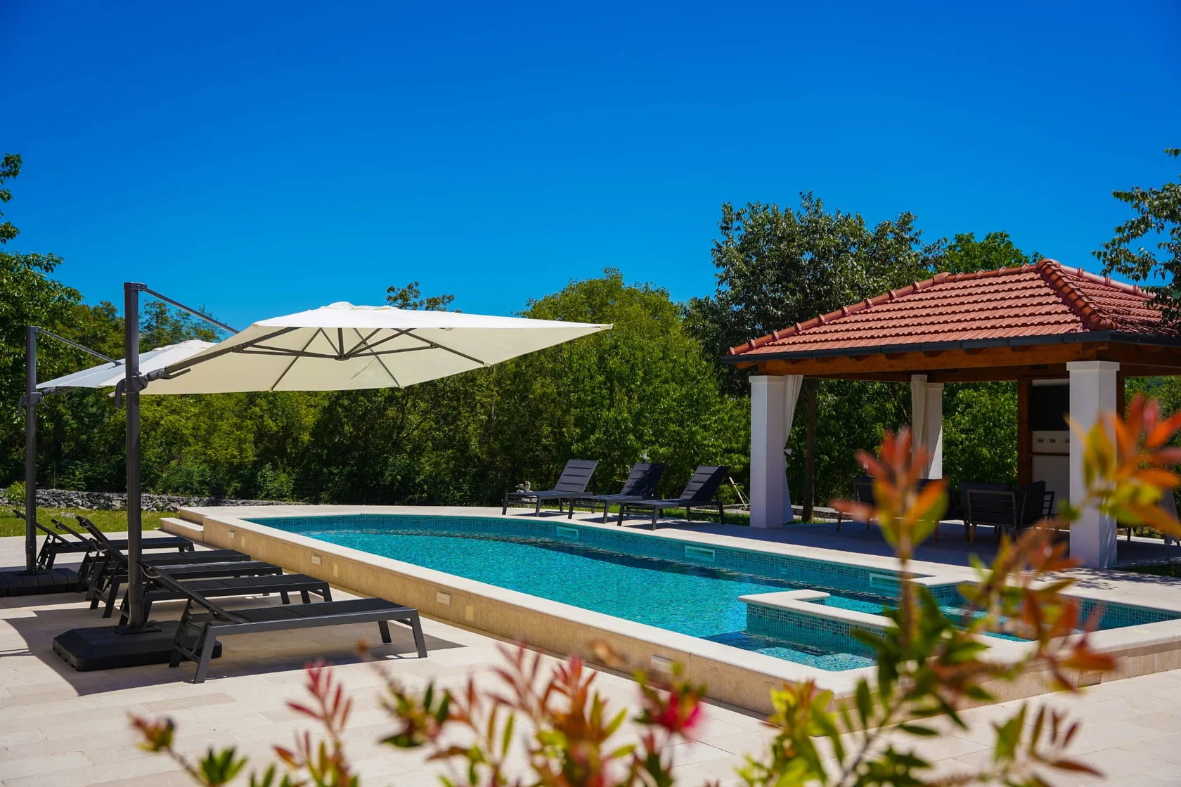 Privatni bazen i mediteransko zelenilo