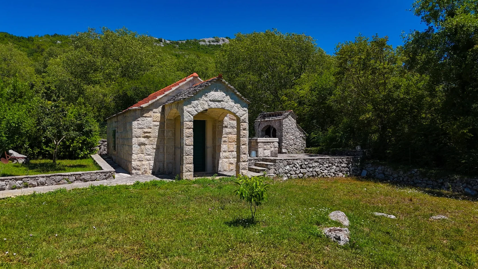 Obnovljena kamena kuća u vrtu
