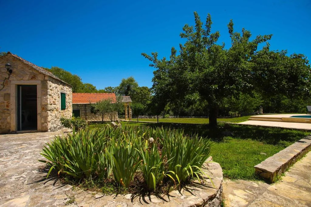 Kamene kuće, vrtne staze i mediteransko bilje