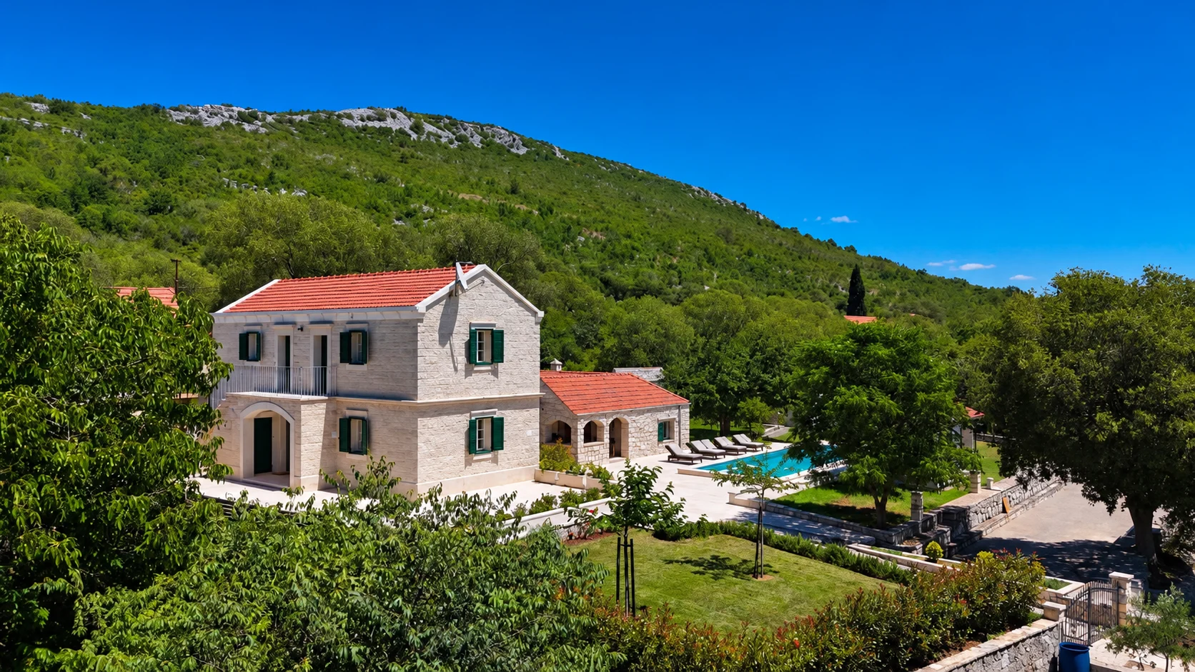 Villa Idol među zelenim brežuljcima Prapatnice