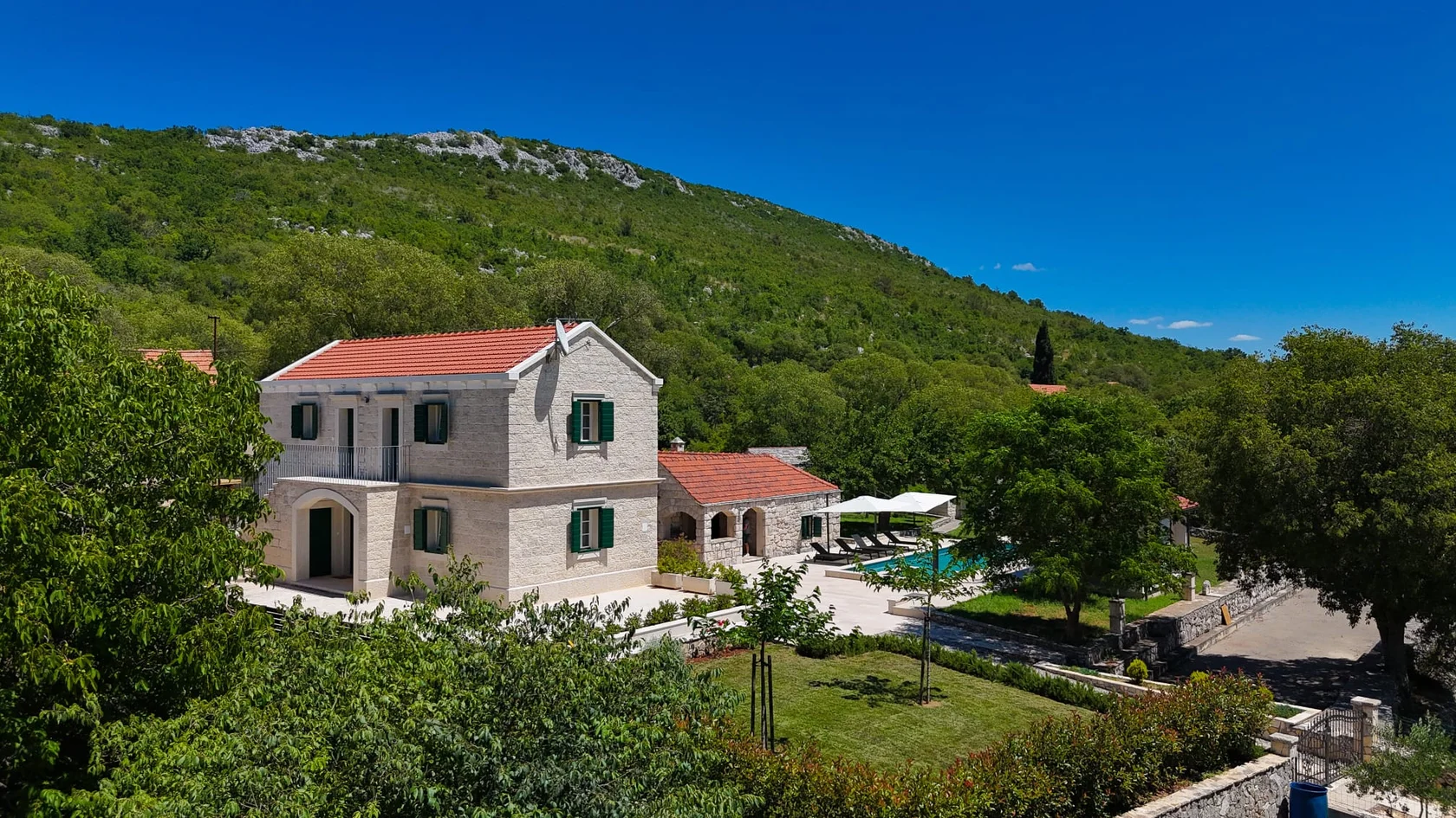 Villa Idol među dalmatinskim brežuljcima