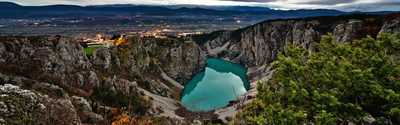 Modro jezero u Imotskom okruženo strmim kamenim liticama