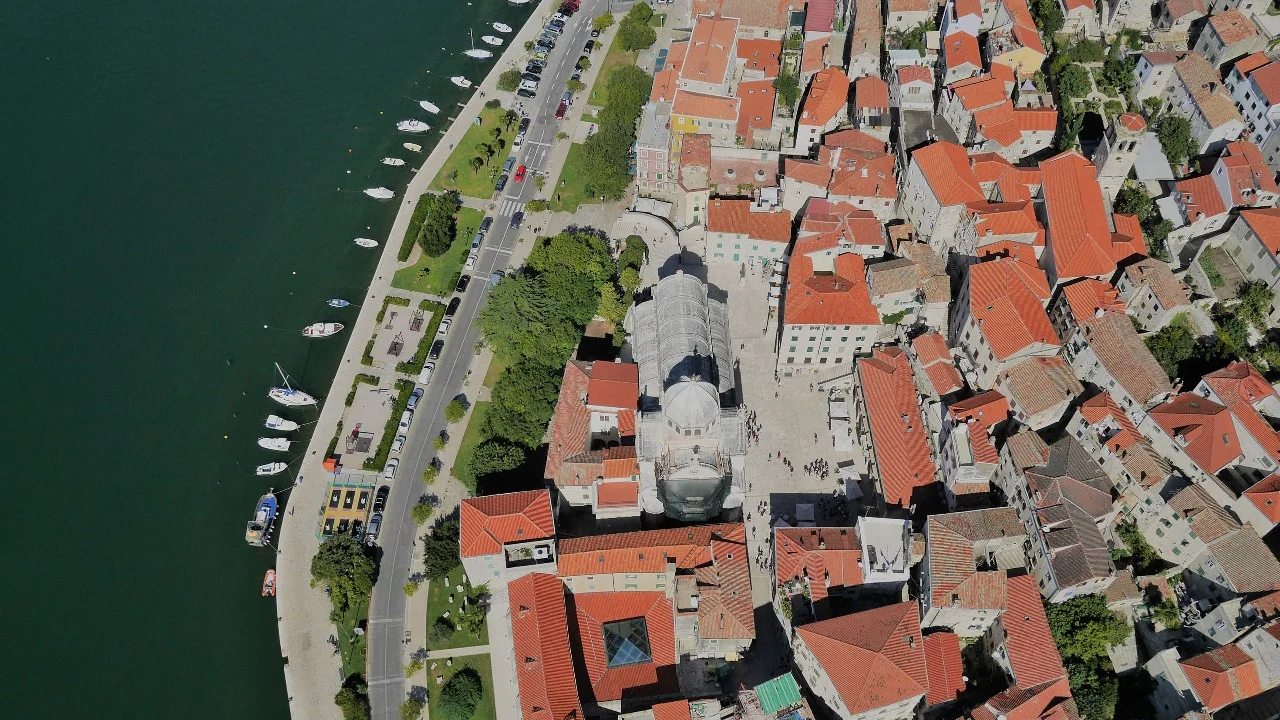 Povijesna jezgra Šibenika s katedralom sv. Jakova uz more