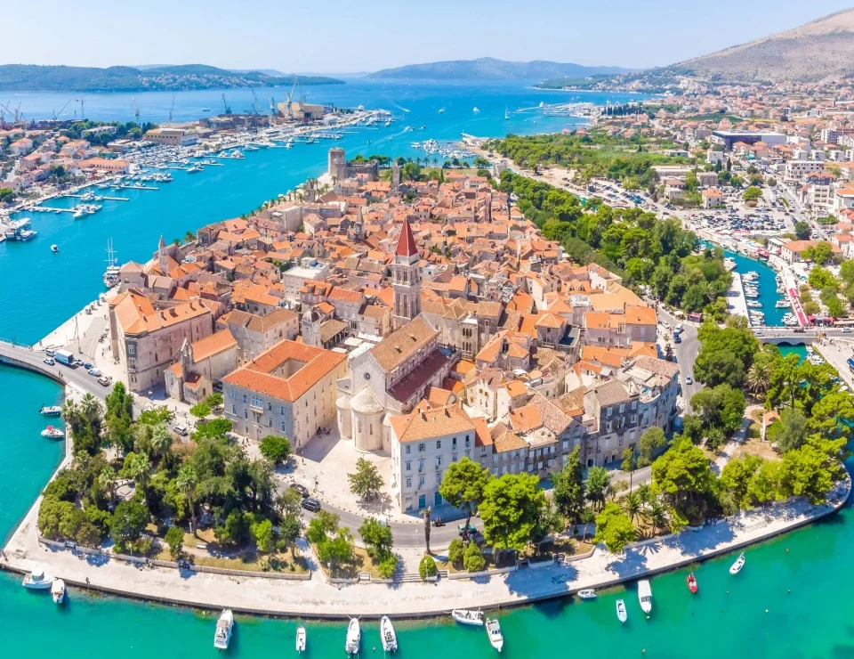 Pogled iz zraka na staru gradsku jezgru Trogira i okolno more